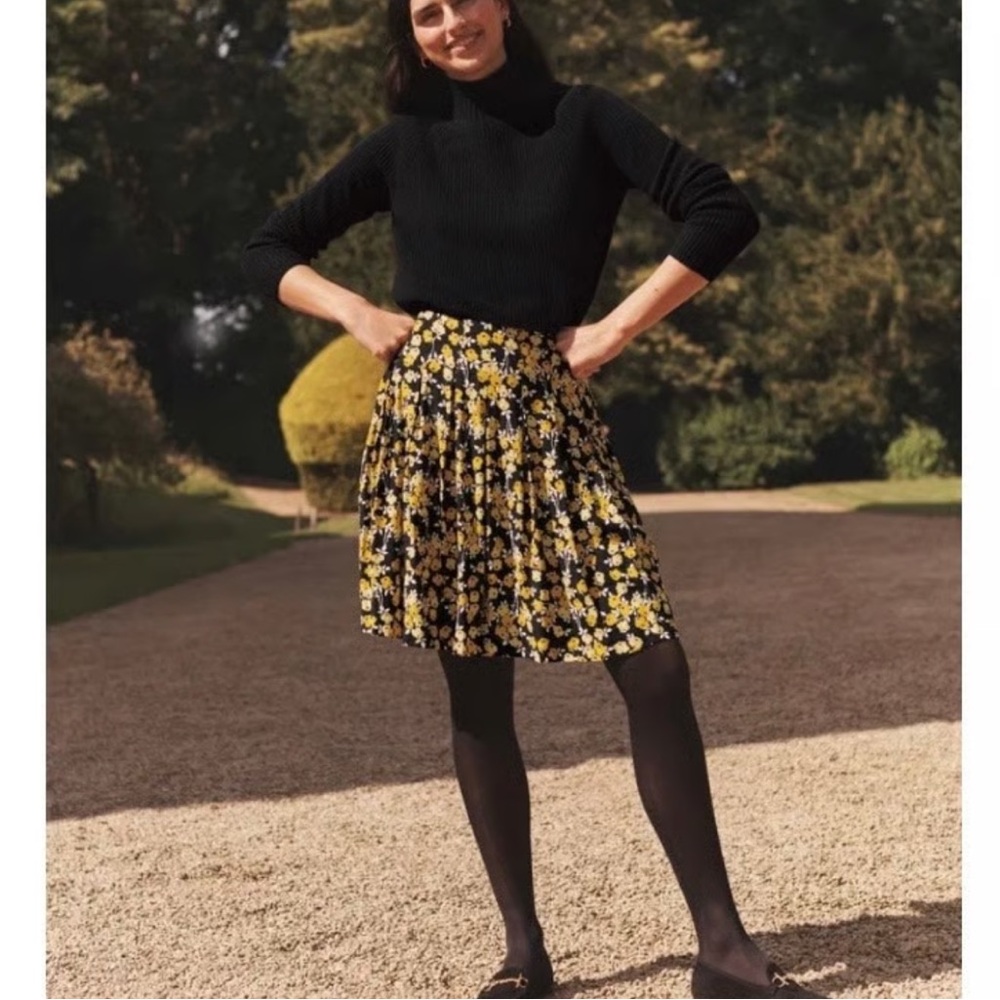 Boden knee length plisse skirt